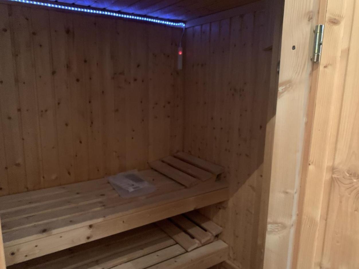 Im Herzen Von Wiesdorf- Blick Auf Das Bayer-Kreuz -Appartement Mit 2 Schlafzimmern-Fuer 3 Personen -Zentral Gelegen - Friedrich Ebert Platz 5A , 4Te Etage - Dachterrasse Und Sauna - Kaution Pflicht - Leverkusen Exteriér fotografie