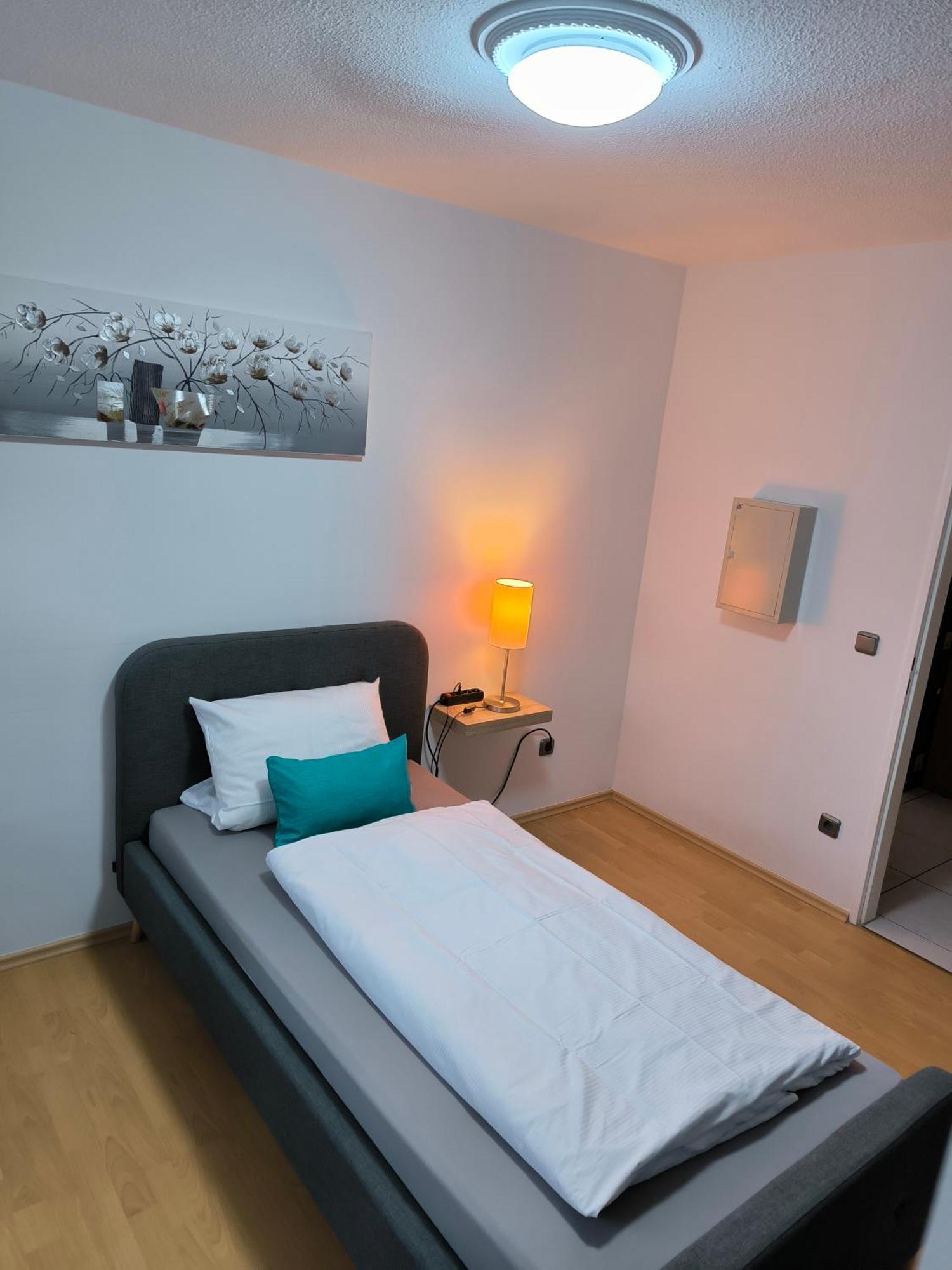Im Herzen Von Wiesdorf- Blick Auf Das Bayer-Kreuz -Appartement Mit 2 Schlafzimmern-Fuer 3 Personen -Zentral Gelegen - Friedrich Ebert Platz 5A , 4Te Etage - Dachterrasse Und Sauna - Kaution Pflicht - Leverkusen Exteriér fotografie