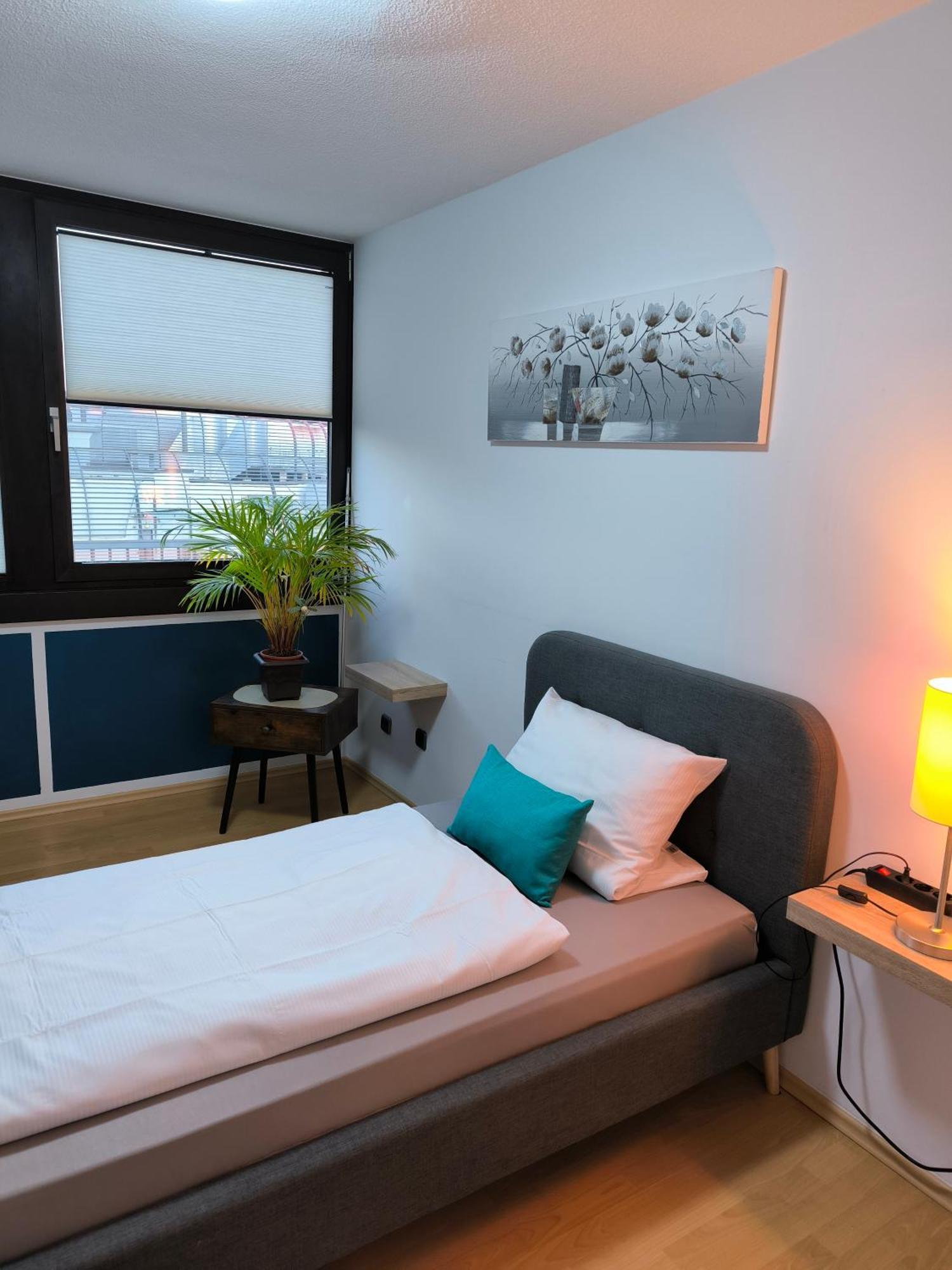 Im Herzen Von Wiesdorf- Blick Auf Das Bayer-Kreuz -Appartement Mit 2 Schlafzimmern-Fuer 3 Personen -Zentral Gelegen - Friedrich Ebert Platz 5A , 4Te Etage - Dachterrasse Und Sauna - Kaution Pflicht - Leverkusen Exteriér fotografie